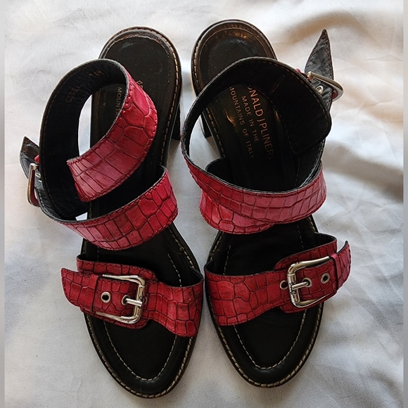 Donald J. Pliner Shoes - Donald J. Pliner heeled pink leather shoes. Size 7.5